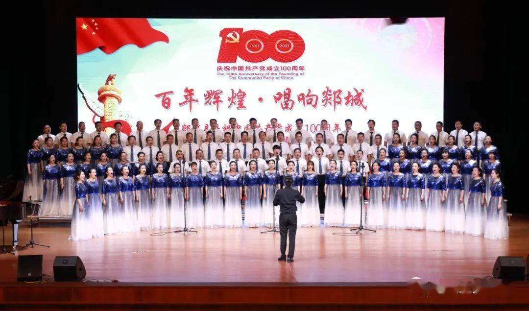 白色短款小衫搭黑色紧身牛仔裤，显身材又显成熟的气质，你喜欢吗？